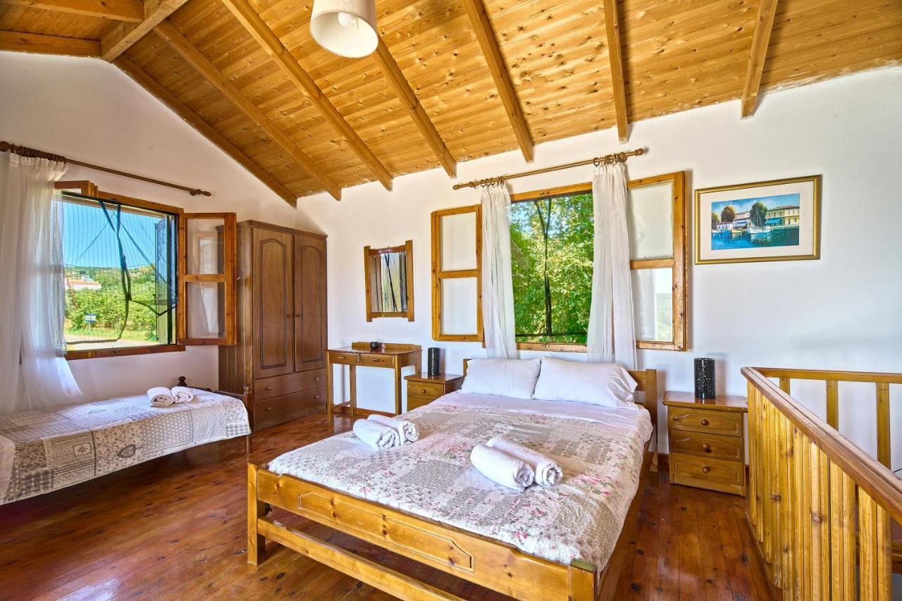 Platanos Stone House Villa คาลีเวส ภายนอก รูปภาพ