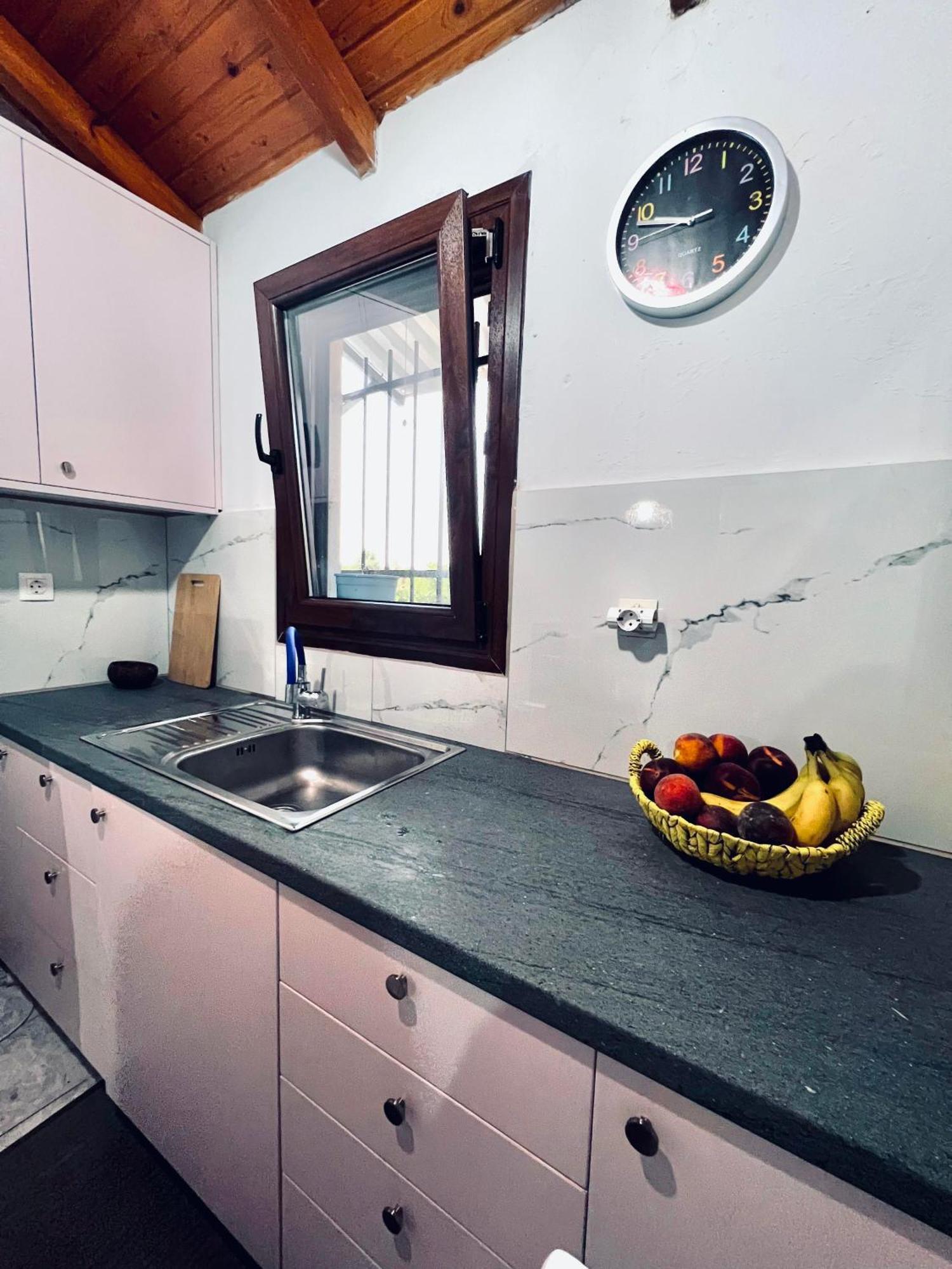 Platanos Stone House Villa คาลีเวส ภายนอก รูปภาพ